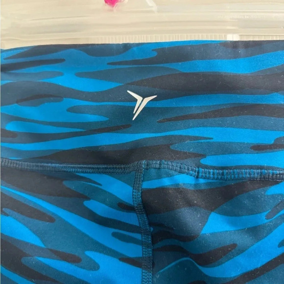 Old Navy Active Go-Dry Leggings Blue Army Print - Picture 3 of 6